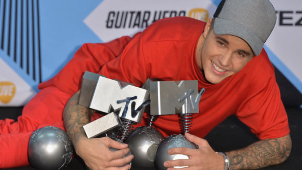 Justin Bieber e i suoi premi. Credits: news.mtv.it.